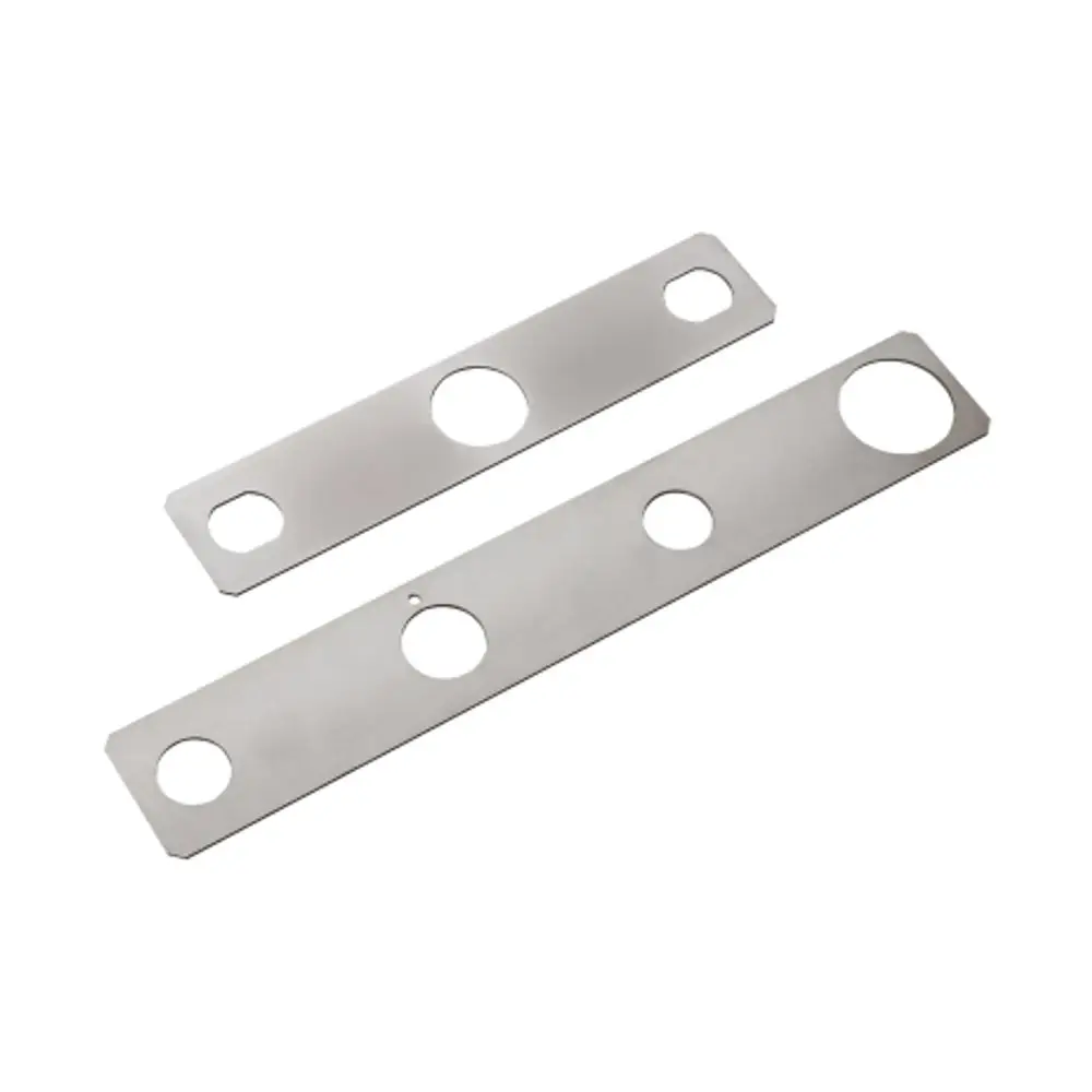 Montageplatten von AXOR, aus Metall, mit mehreren Öffnungen in verschiedenen Größen zur Befestigung oder Montage von Komponenten.
